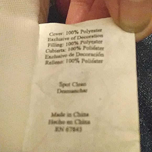 Two outdoor pillows and a puzzle - Picture 3 of 6